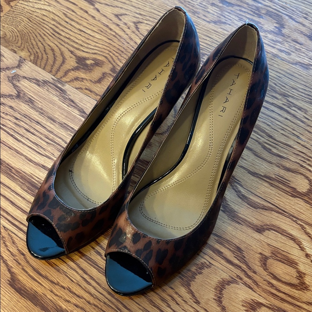 TAHARI leopard print open toe Platform size 8 Marie peep toe